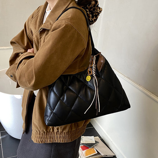 Damen Hobo-Tasche mit eleganter Steppung und charmantem Anhänger Nord Taschen