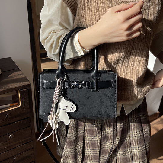 Damen Handtasche im modernen Minimalismus-Stil mit verspieltem Anhänger Nord Taschen