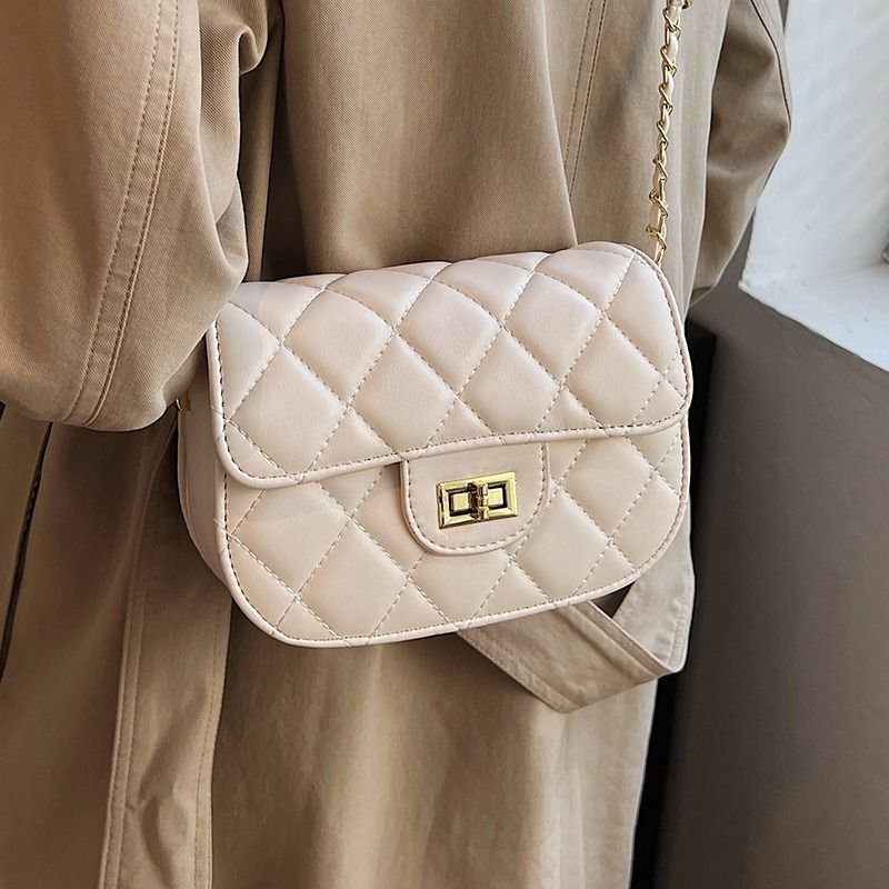Hochwertige kleine Handtasche für Damen, neue trendige Modetasche mit strukturierter, gesteppter Kette als Umhängetasche | Nord Taschen