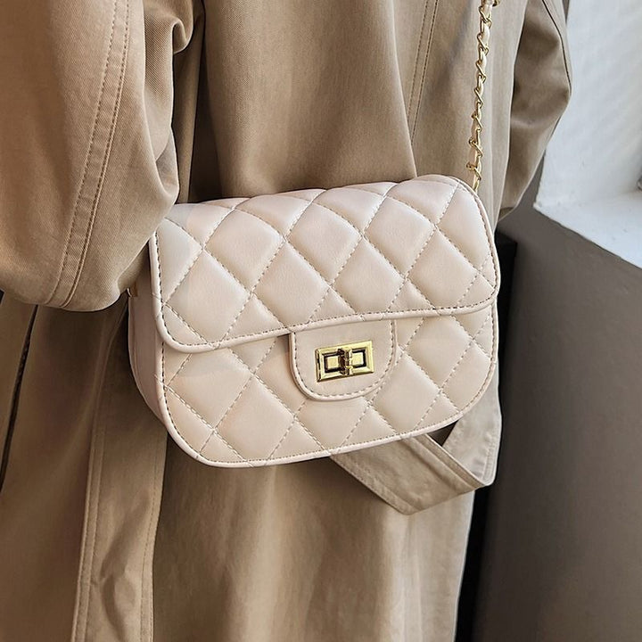 Hochwertige kleine Handtasche für Damen, neue trendige Modetasche mit strukturierter, gesteppter Kette als Umhängetasche | Nord Taschen