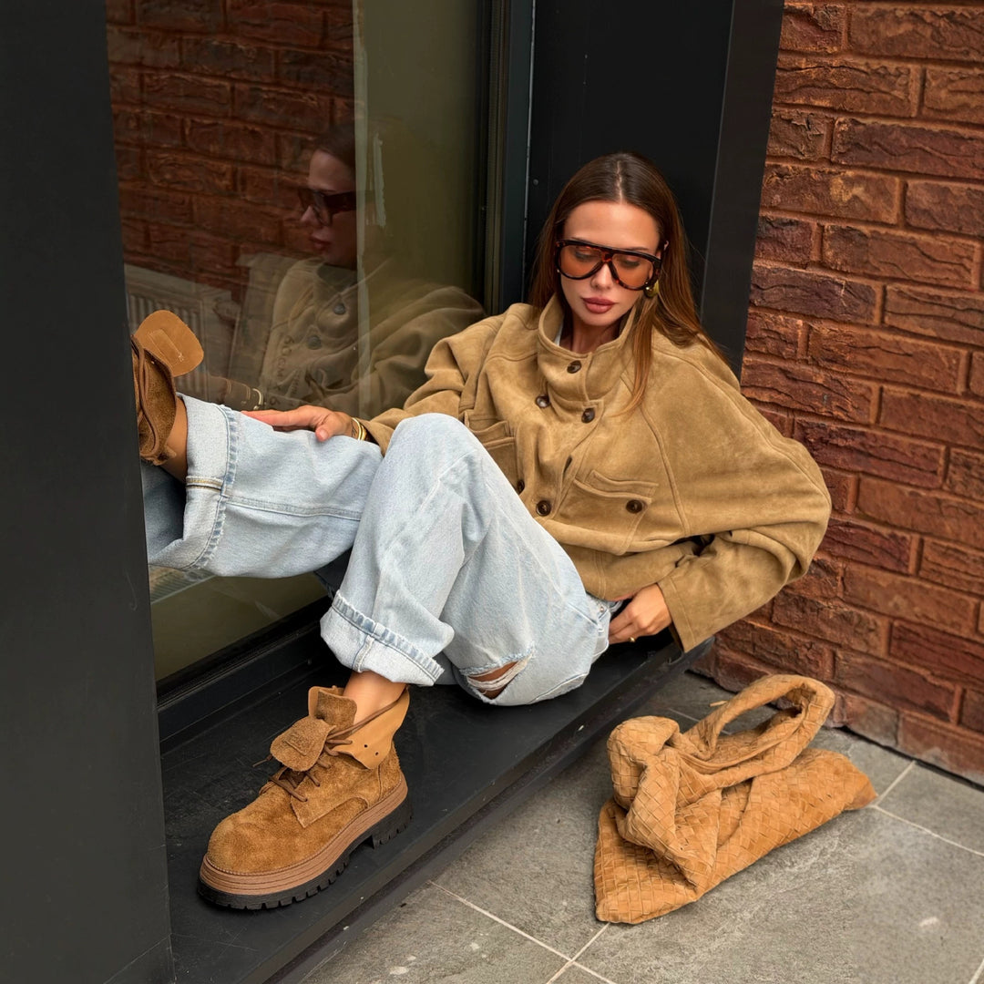 Damen Kurze doppeltreihige Veloursjacke mit Stehkragen, Ballonärmeln und aufgesetzten Taschen Nord Taschen