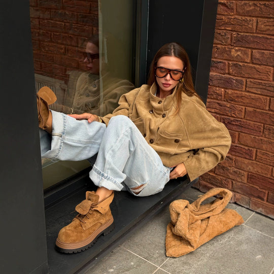 Damen Kurze doppeltreihige Veloursjacke mit Stehkragen, Ballonärmeln und aufgesetzten Taschen Nord Taschen