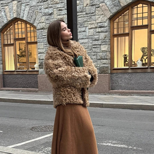 Damen Kurzjacke aus lockigem Teddy-Kunstfell mit Oversize-Schnitt Nord Taschen