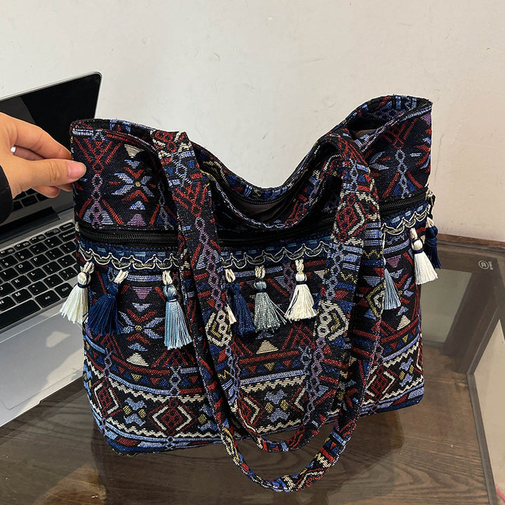 Damen Umhängetasche mit modernem Ethno-Muster und verspielten Quasten Nord Taschen