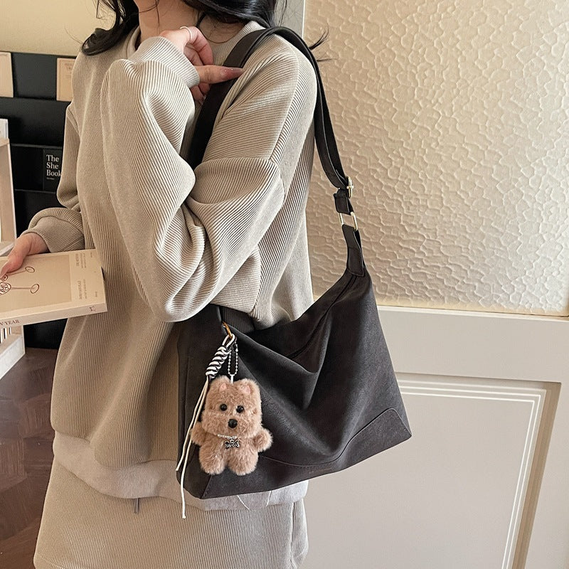Damen Schultertasche mit charmantem Plüschanhänger Nord Taschen