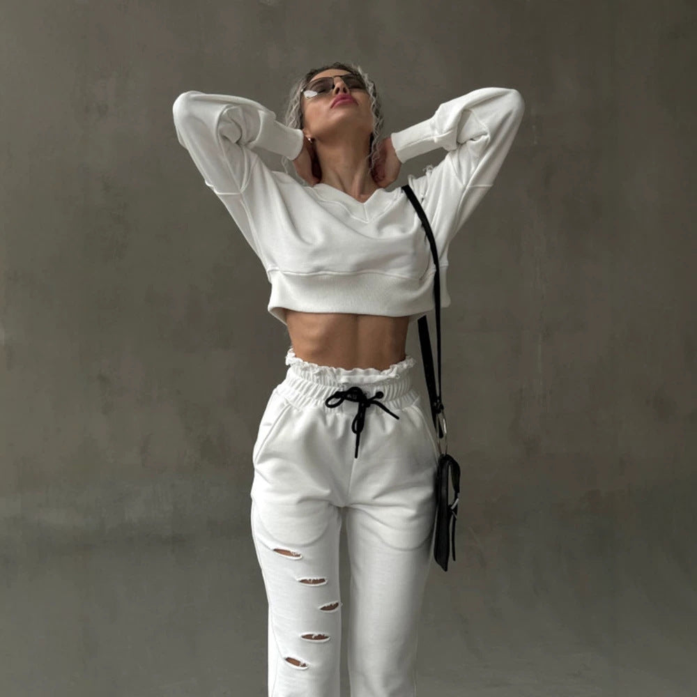 Damen kurzgeschnittenes Sweat-Set mit V-Ausschnitt, Rüschenbund Highwaist Jogginghose und Distressed-Details Nord Taschen