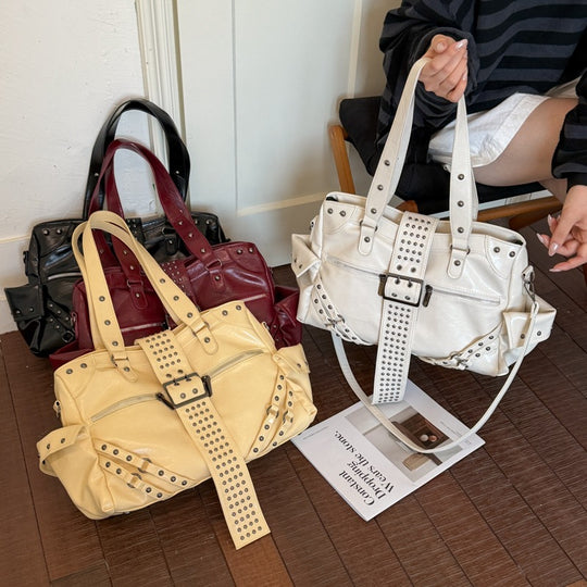Damen Schultertasche im angesagten Rock-Stil mit dekorativen Nieten Nord Taschen