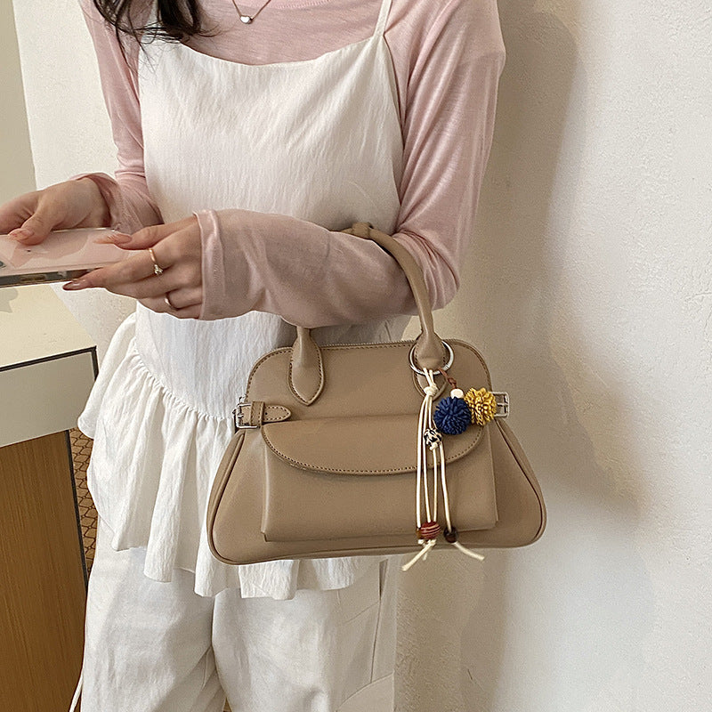 Damen Handtasche mit elegantem Faltendesign und bunten Anhängern Nord Taschen