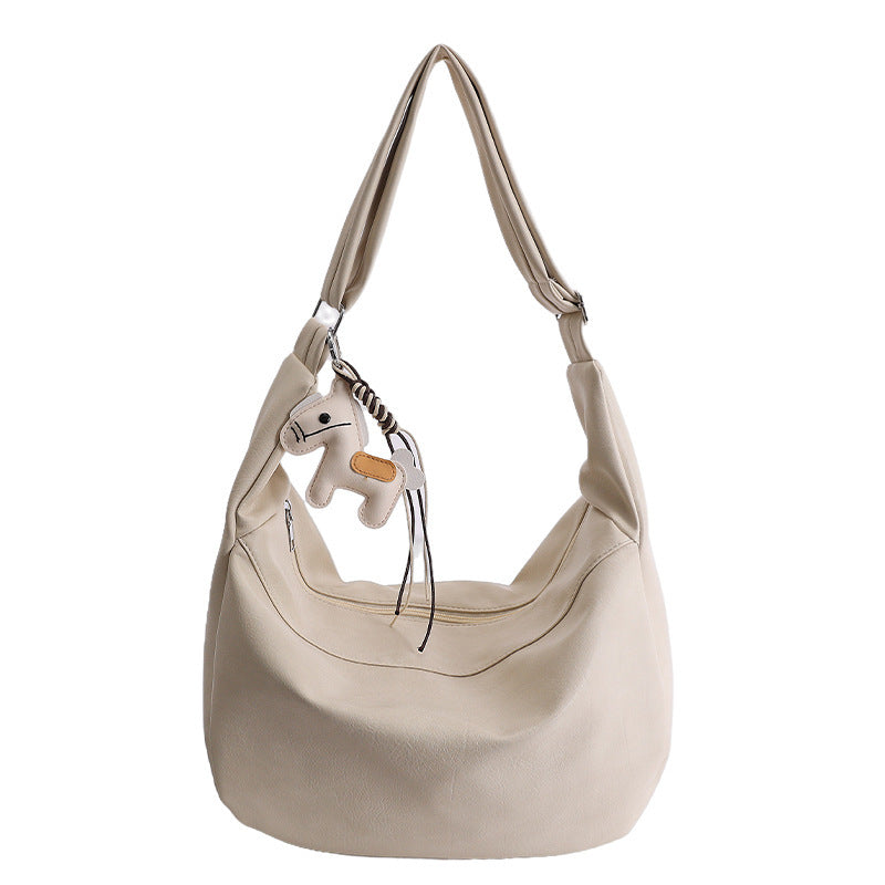 Damen Hobo-Tasche aus hochwertigem Kunstleder mit verspieltem Anhänger Nord Taschen