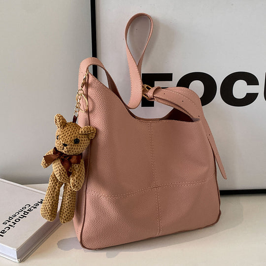 Damen Hobo-Tasche aus hochwertigem Kunstleder mit verspieltem Bärenanhänger Nord Taschen