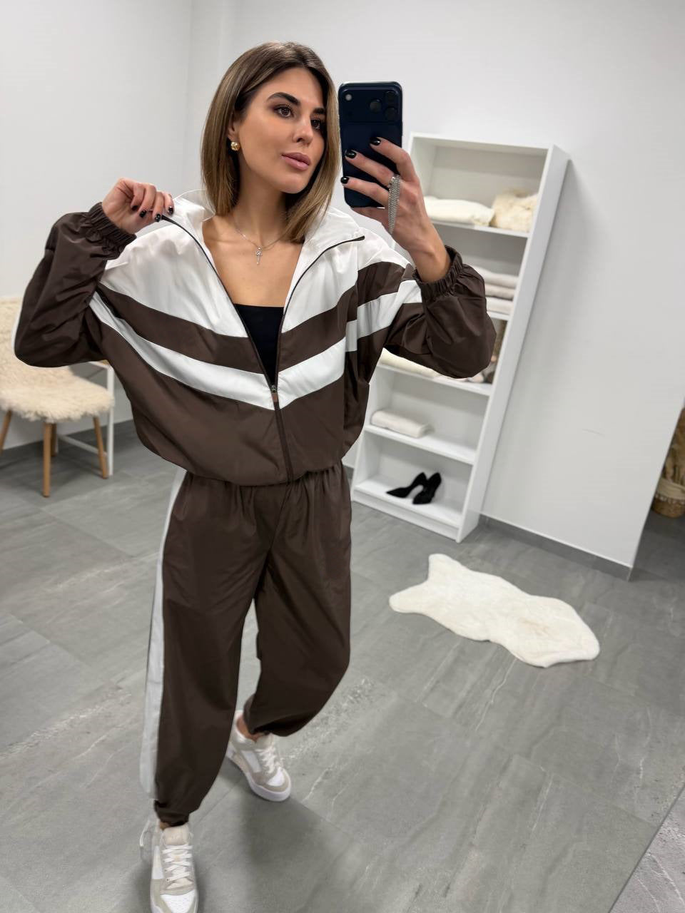 Damen retro Nylon-Trainingsanzug mit Kapuzen-Zipjacke und weiter hochgeschnittener Hose Nord Taschen