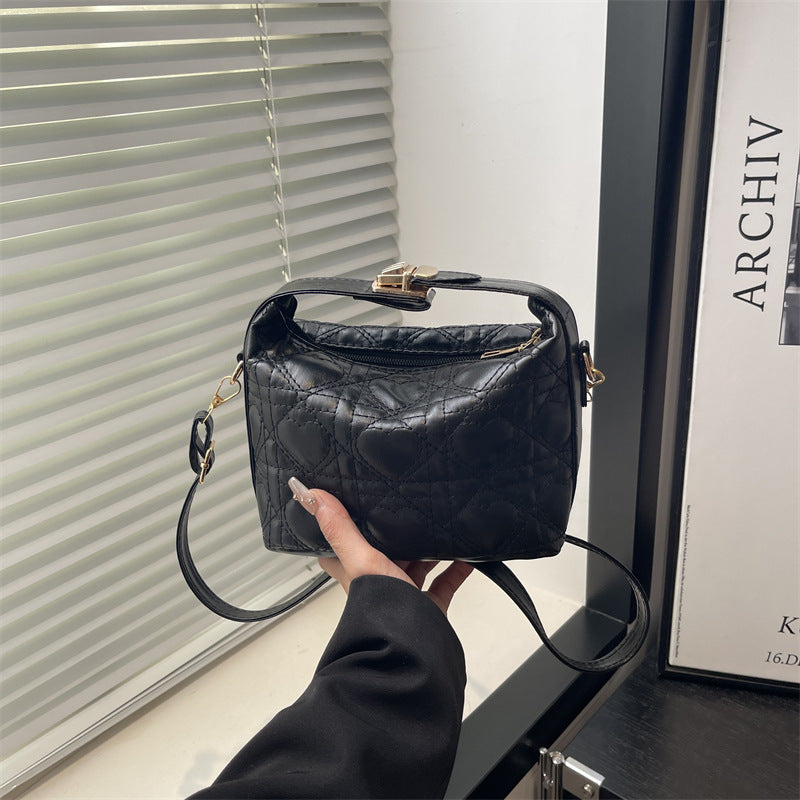 Damen Umhängetasche mit quiltetem Herzdesign und verspieltem Verschluss Nord Taschen
