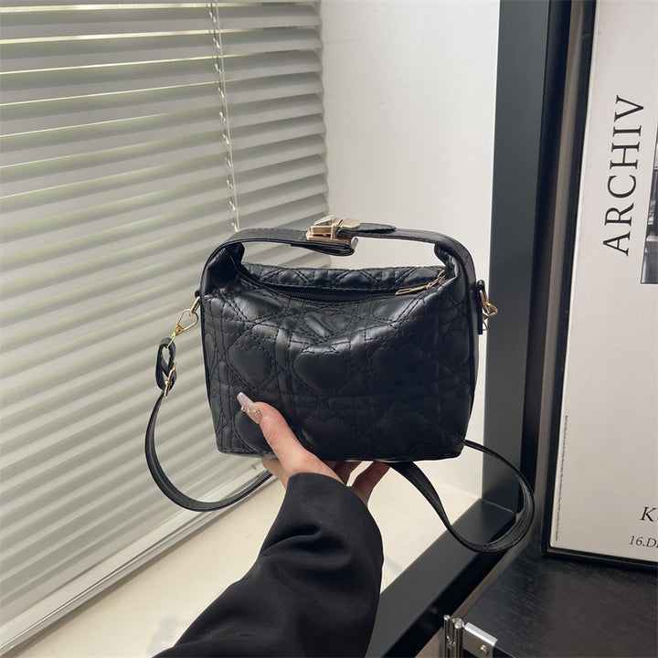 Damen Umhängetasche mit quiltetem Herzdesign und verspieltem Verschluss Nord Taschen