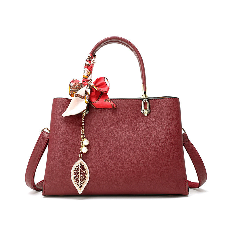 Damen elegante Handtasche mit dekorativem Anhänger Nord Taschen