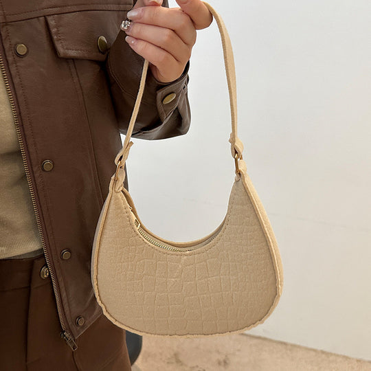 Damen Umhängetasche mit strukturiertem Lederlook und goldenen Akzenten Nord Taschen