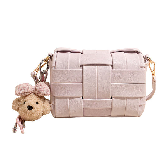 Damen Umhängetasche mit geflochtenem Design und entzückendem Anhänger Nord Taschen