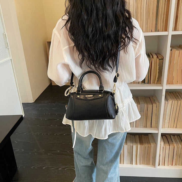 Damen Handtasche aus hochwertigem Kunstleder mit elegantem Kettenakzent Nord Taschen