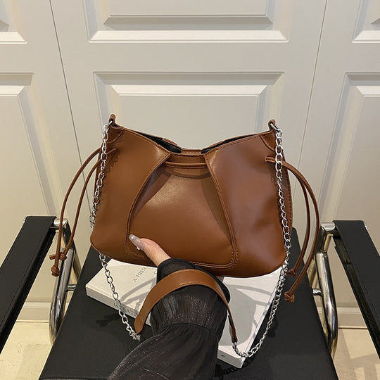 Damen modische Umhängetasche mit eleganten Kettenakzenten Nord Taschen