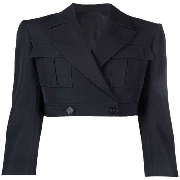 Damen Kurzblazer im Tailoring mit aufgesetzten Pattentaschen und markanter Schulterpartie Nord Taschen