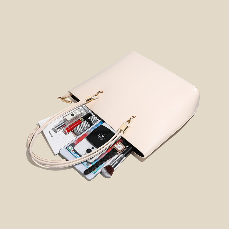 Damen Elegante Handtasche mit hochglänzender Oberfläche und goldenen Details Nord Taschen