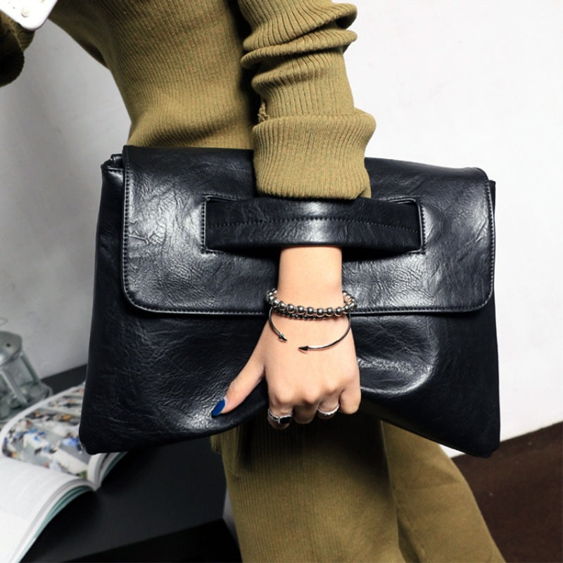 Damen Clutch mit innovativem Riemen-Design Nord Taschen