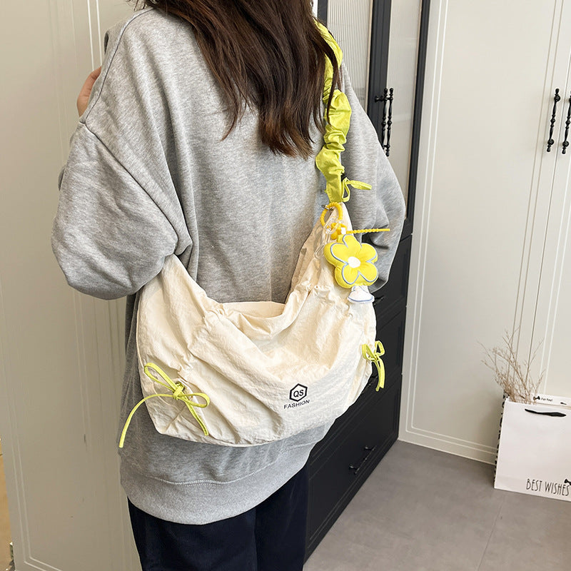 Damen lässige Beuteltasche mit verstellbarem Tragegurt und buntem Blumendetail Nord Taschen