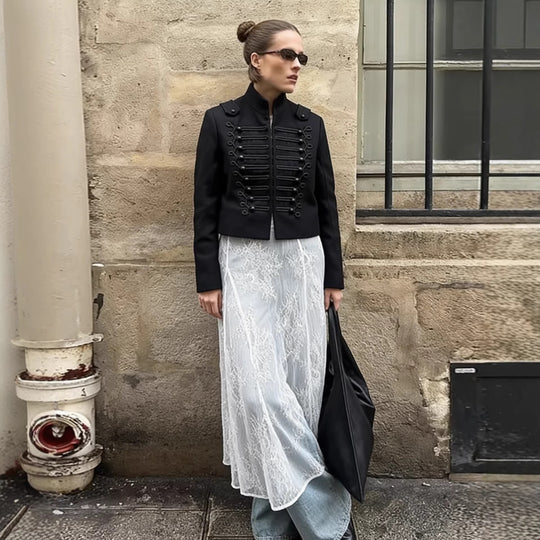 Damen 700+ taillierte Cropped‑Militärjacke mit Stehkragen, Zierkordeln und dekorativen Metallknöpfen Nord Taschen