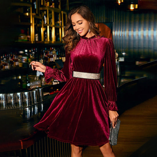 Damen samtiges knielanges Kleid mit Stehkragen, geraffter Taille und praktischen Eingrifftaschen Nord Taschen