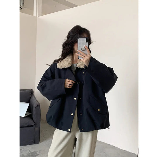 Damen Kurze Oversize-Boxy-Jacke mit Teddykragen und Druckknopfverschluss Nord Taschen