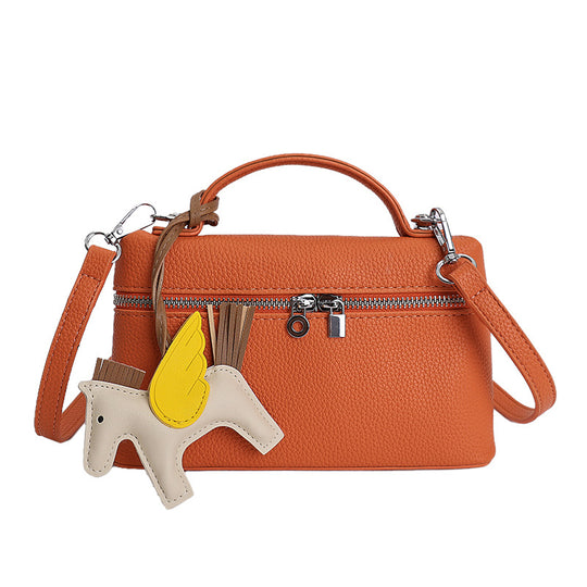 Damen hochwertige Handtasche mit strukturiertem Design und verspieltem Anhänger Nord Taschen