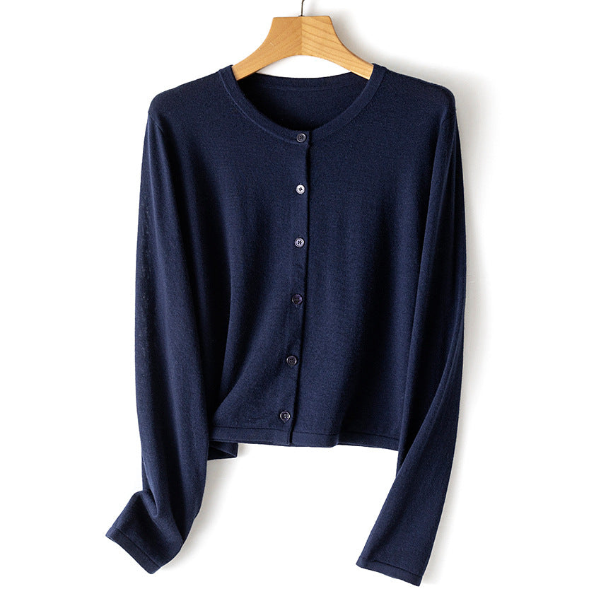 Damen leichte kurz geschnittene Feinstrick-Cardigan mit Rundhalsausschnitt und Knopfleiste Nord Taschen