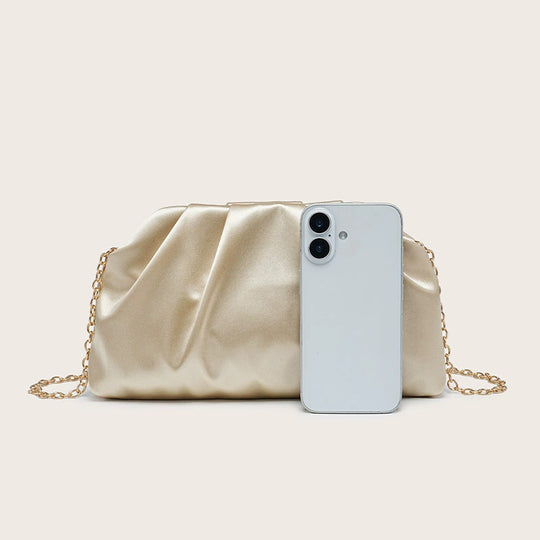 Damen Clutch mit elegantem Faltendesign und goldfarbener Kettenverzierung Nord Taschen