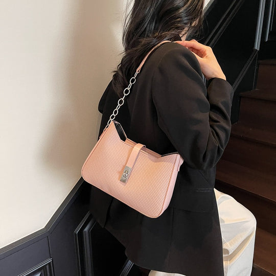 Damen stylische Umhängetasche mit geprägtem Design und dekorativer Kettenverzierung Nord Taschen