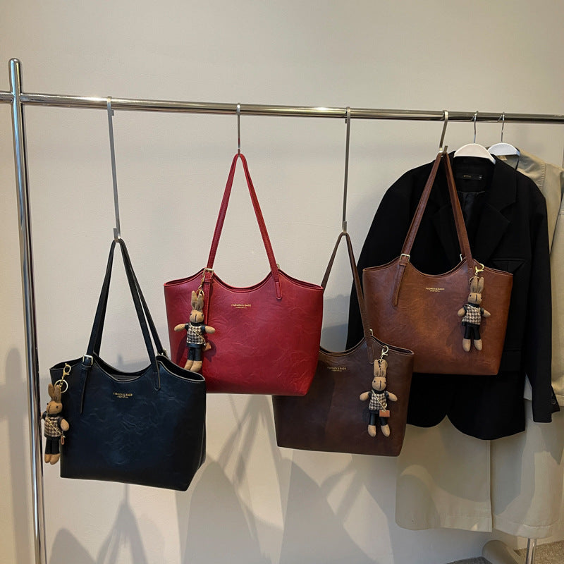 Damen große Handtasche mit verspieltem Stoffanhänger Nord Taschen