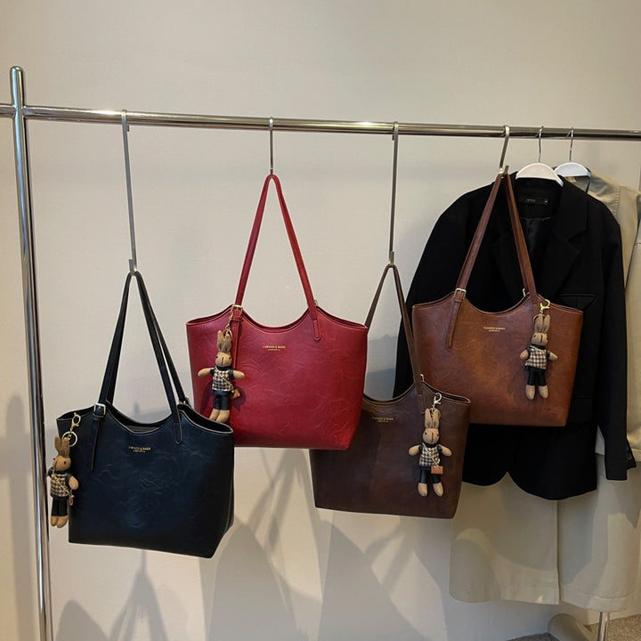 Damen große Handtasche mit verspieltem Stoffanhänger Nord Taschen