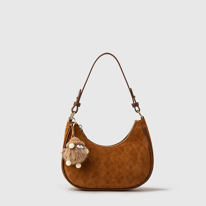 Damen Handtasche aus hochwertigem Wildleder mit verspieltem Anhänger | Nord Taschen