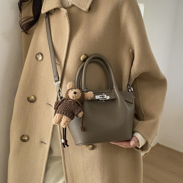 Damen modische Handtasche mit verspieltem Plüschanhänger Nord Taschen