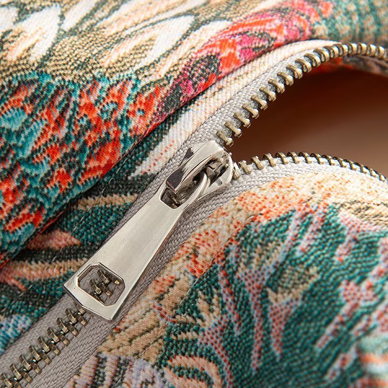 Damen Kurze Bouclé-Tapestry-Jacke mit ornamentalem Vogelprint, Pattentaschen und Stehkragen Nord Taschen
