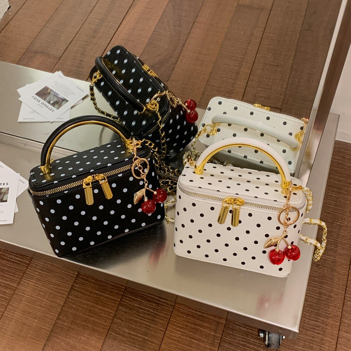 Damen Hobo-Tasche mit verspieltem Punktedesign und dekorativem Kettenanhänger Nord Taschen