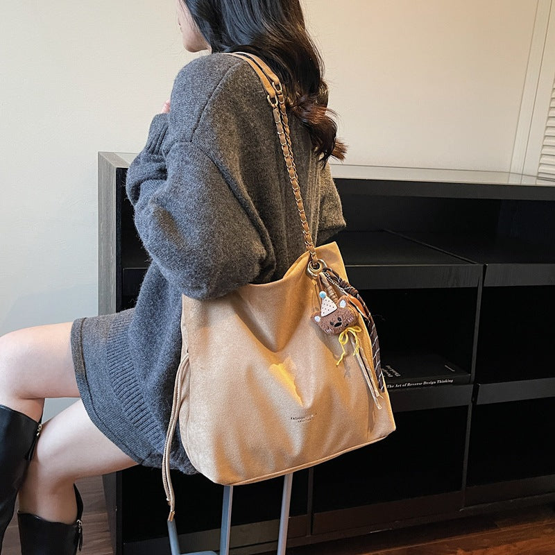 Damen elegante Hobo-Tasche aus Samt mit einzigartigem Anhänger Nord Taschen