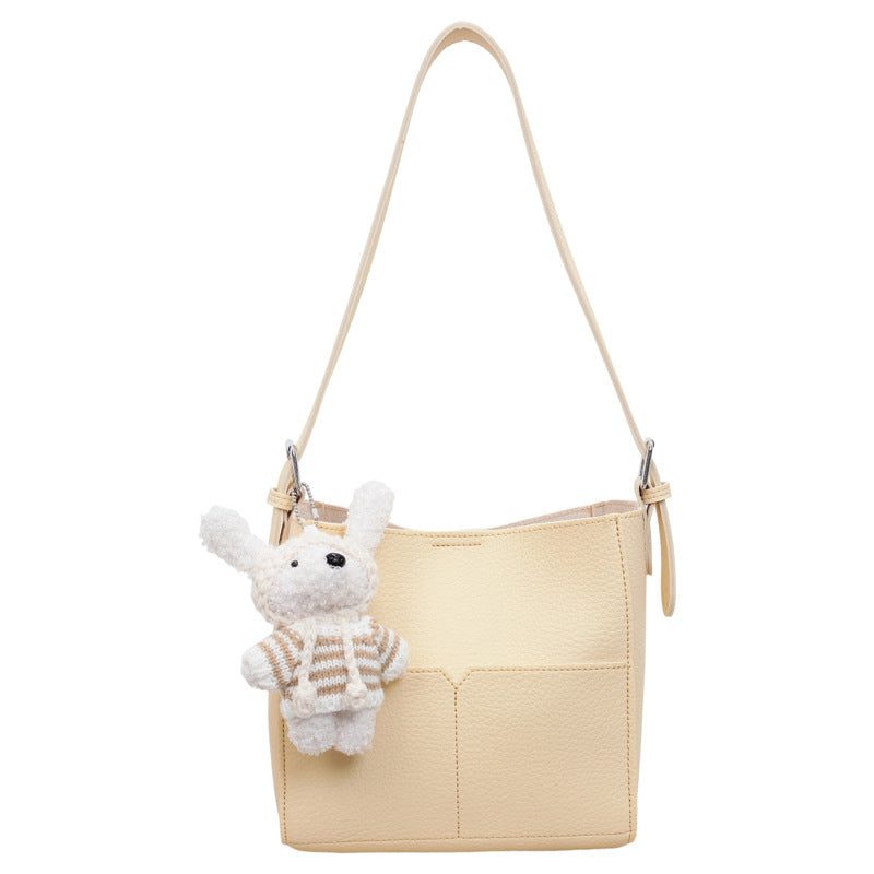 Damen modische Schultertasche mit verspieltem Anhänger Nord Taschen