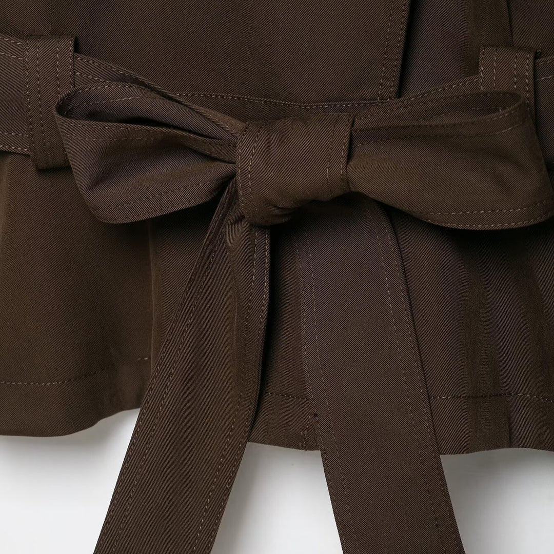 Damen Kurz-Trenchjacke mit hohem Stehkragen, Bindegürtel und asymmetrischer Knopfleiste Nord Taschen
