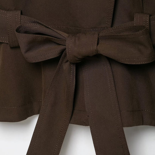 Damen Kurz-Trenchjacke mit hohem Stehkragen, Bindegürtel und asymmetrischer Knopfleiste Nord Taschen