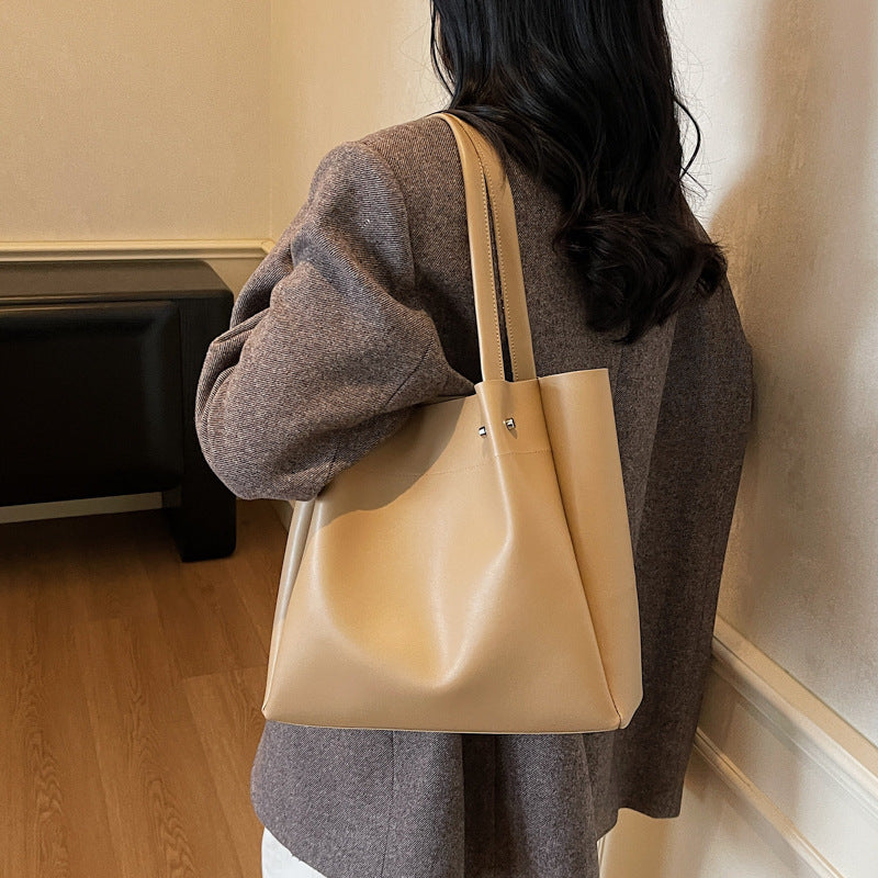 Damen elegante Tragetasche mit feinem Kunstleder und goldenen Akzenten Nord Taschen