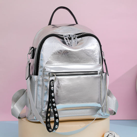 Damen Rucksack mit schimmerndem Metallic-Finish und dekorativem Anhänger Nord Taschen