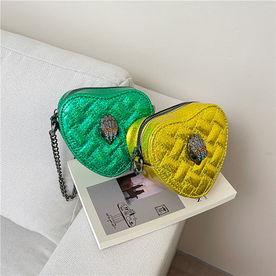 Damen Herzform-Bag mit Glanzoberfläche und exquisitem Anhänger Nord Taschen
