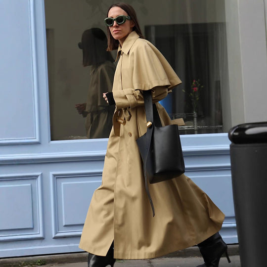 Damen Langer Trenchcoat mit Capelet, Taillengürtel und Raglanärmeln Nord Taschen
