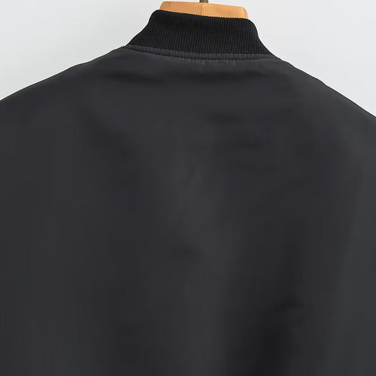 Damen Kurz geschnittene Nylon-Bomberjacke mit glänzender Oberfläche, wattiertem Futter und Metallreißverschluss Nord Taschen