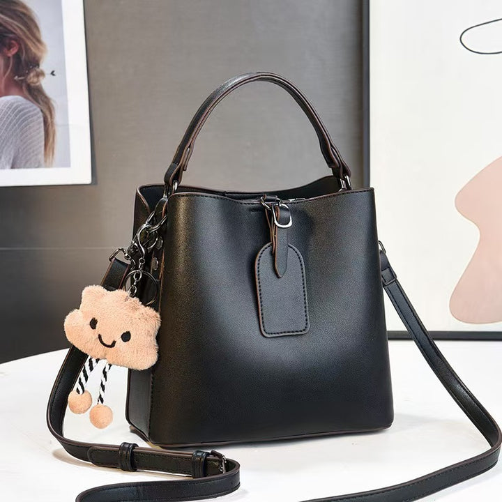 Damen modische Umhängetasche mit auffälligem Anhänger Nord Taschen