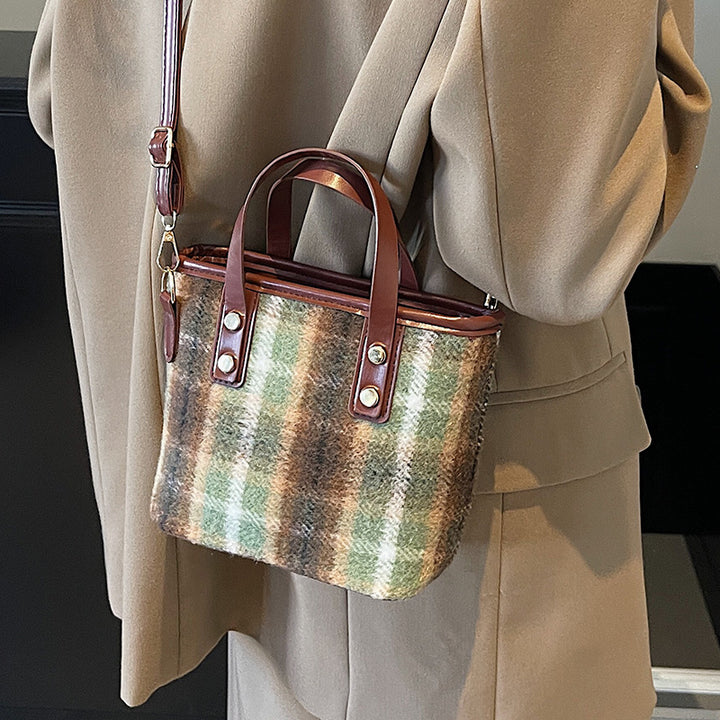 Damen Tragetasche mit schickem Karomuster und hochwertigen Kunstlederelementen Nord Taschen